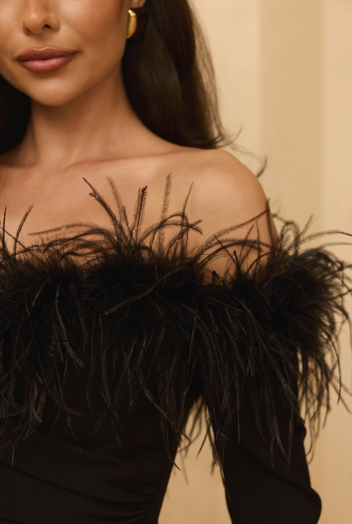 Meryl - Elégance noire avec plumes