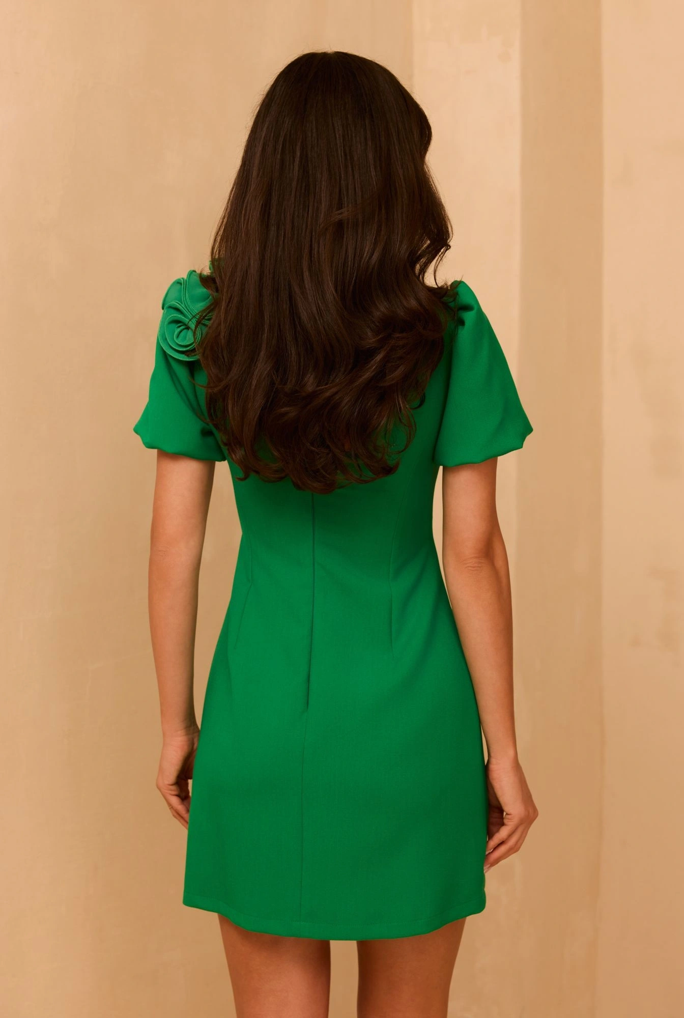 Node - Mini robe verte en tissu extensible, avec décolleté en V, manches bouffantes et broche amovible