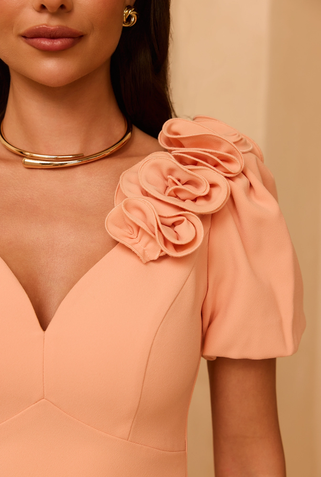 Flare - Mini robe couleur pêche avec col en V, manches bouffantes et broche amovible